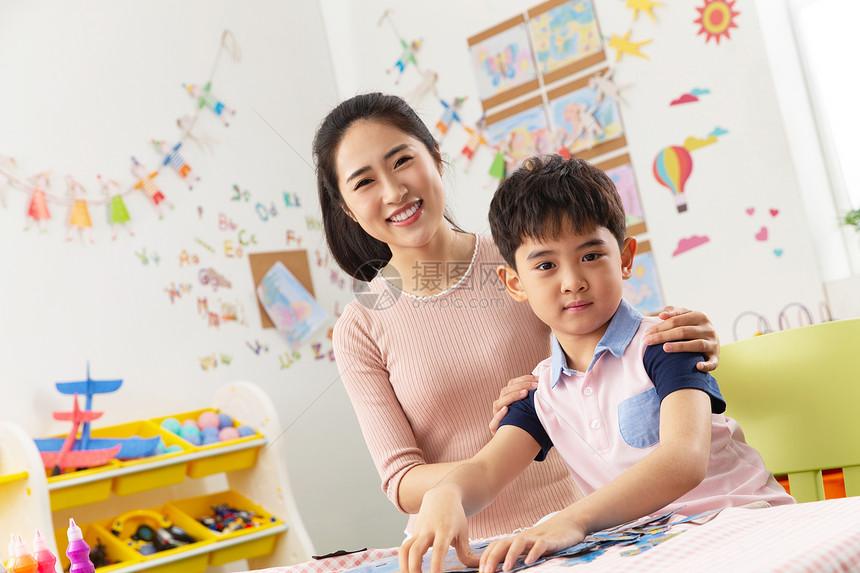 户内6岁到7岁乐趣幼儿园老师和小朋友图片