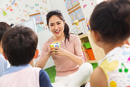 生长亚洲儿童幼儿园老师和小朋友们图片