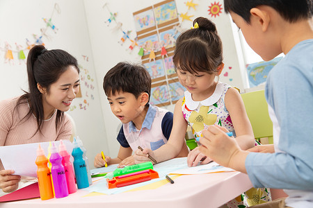 纸画笔颜料可爱的活力幼儿园老师和小朋友们背景