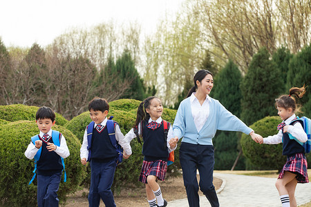 智力学校亚洲学生和老师团队高清图片素材