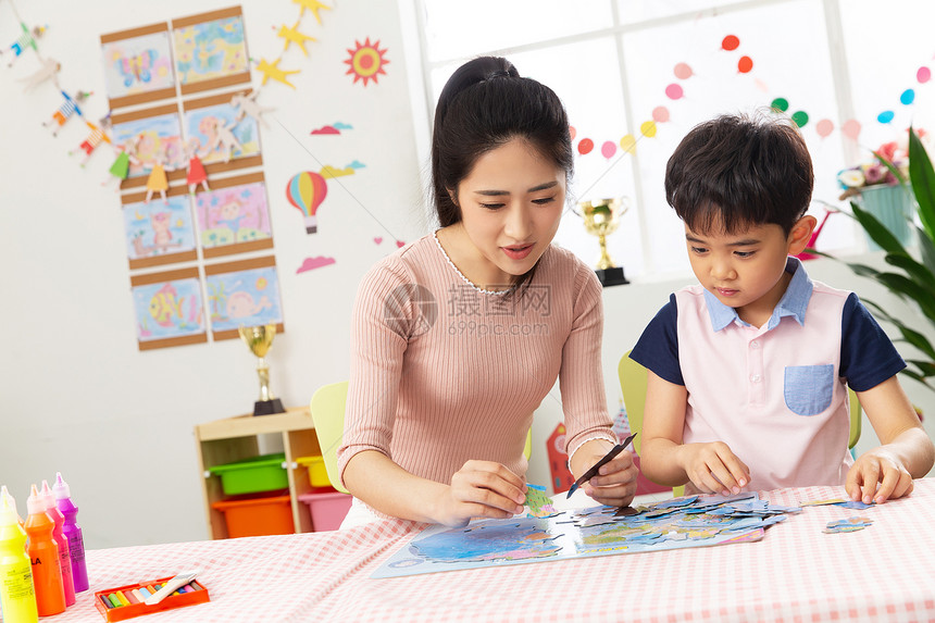 水平构图亚洲户内幼儿园老师和小朋友图片