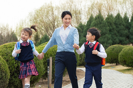 三个人学校幼儿园学生和老师欢乐高清图片素材