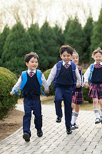 男孩上学路上幸福玩耍全身像快乐的小学生背景