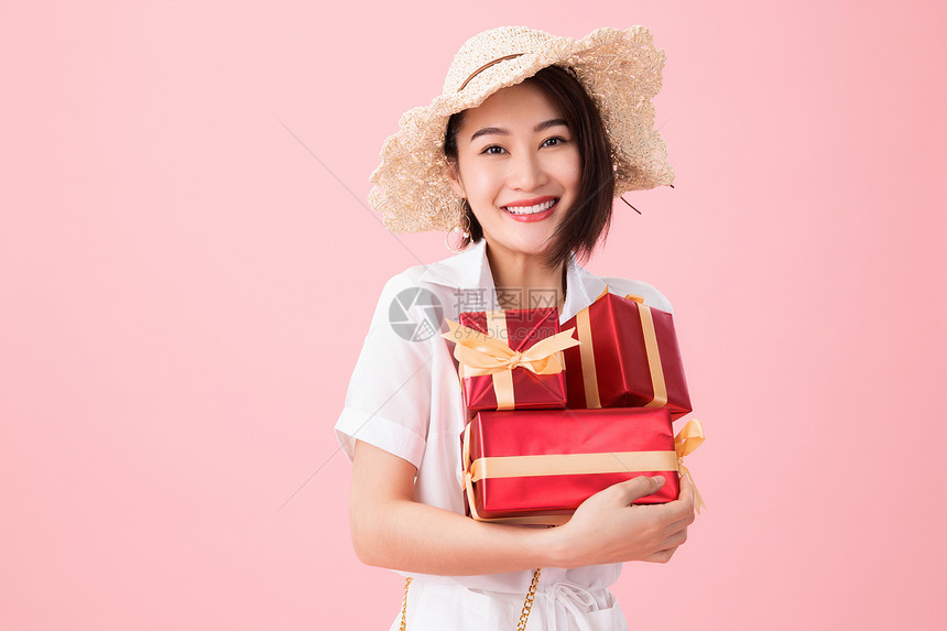 抢购帽子青年人青年女人拿着礼品盒图片