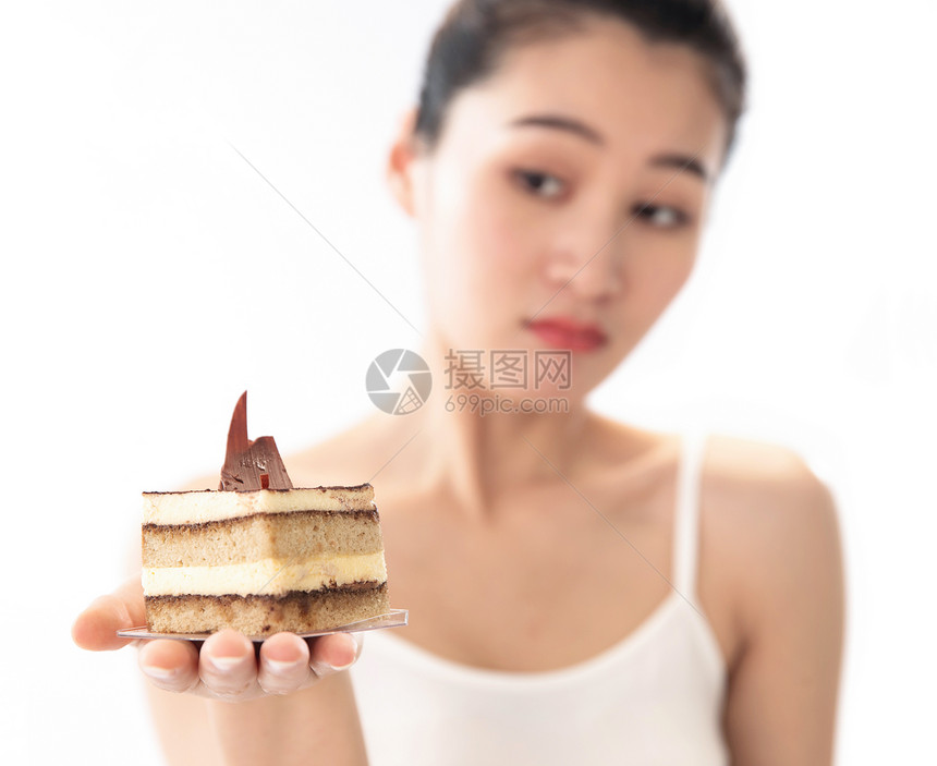 新鲜甜品黑发青年女人手拿蛋糕图片