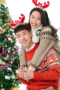 欢乐垂直构图树快乐的青年情侣过圣诞节图片