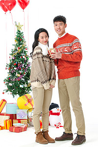 全身像东方人毛衣快乐的青年情侣过圣诞节图片