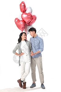 摄影快乐手牵手浪漫情侣拿着心形气球图片