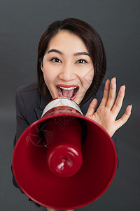 服务通知青年商务女人拿着扩音器背景