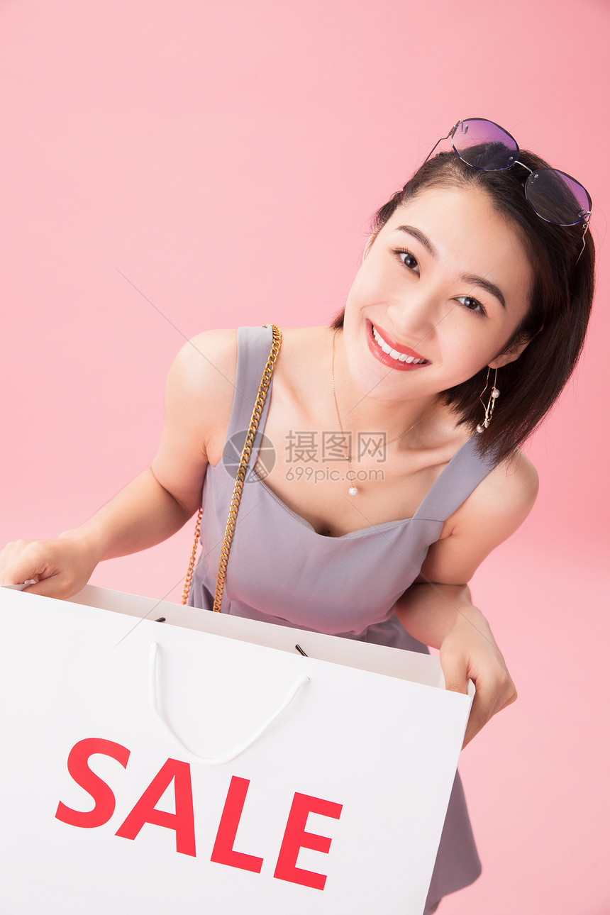 高兴的青年女人购物图片