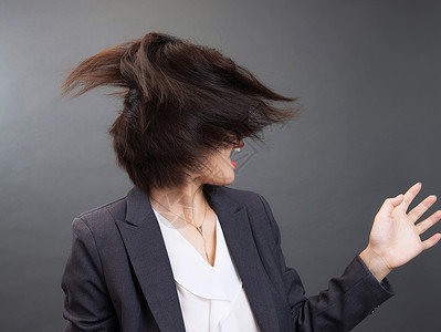 抓狂甩头的商务青年女人图片素材