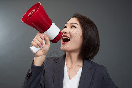 青年女人拿着扩音器高清图片