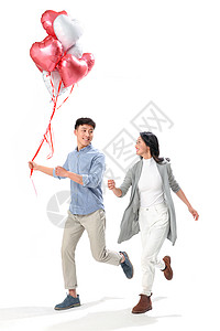 情人节男人信心浪漫情侣拿着心形气球图片