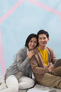 互联网女人青年男人年轻夫妇装修房子快乐高清图片素材