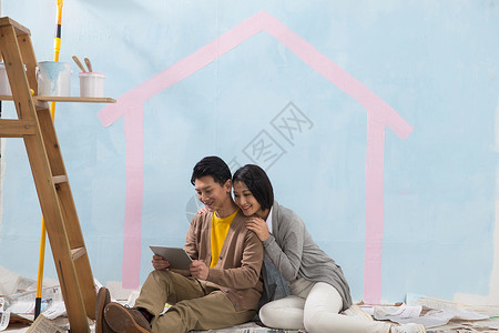 家装快乐搂着年轻夫妇装修房子青年伴侣高清图片素材