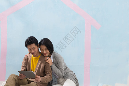 住宅内部家装幸福年轻夫妇装修房子情侣高清图片素材