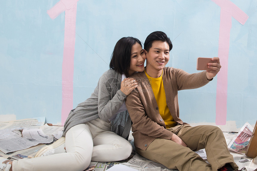 公寓舒适智能手机年轻夫妇用手机拍照图片