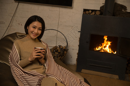乐趣亚洲人住宅房间青年女人坐在房间里图片