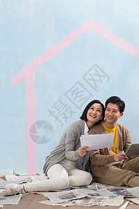 房屋内部青年夫妇垂直构图欢乐年轻夫妇装修房子背景