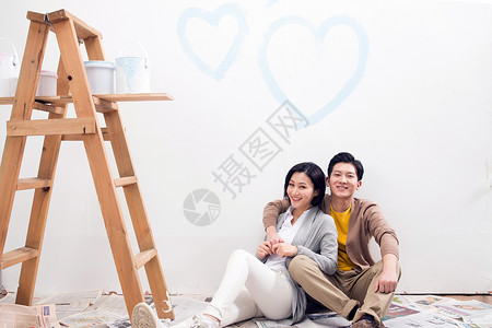 倚靠彩色图片亚洲人年轻夫妇装修房子布置高清图片素材
