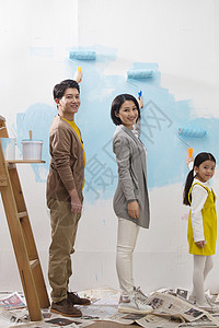 和谐亚洲人梯子快乐家庭装修房子图片