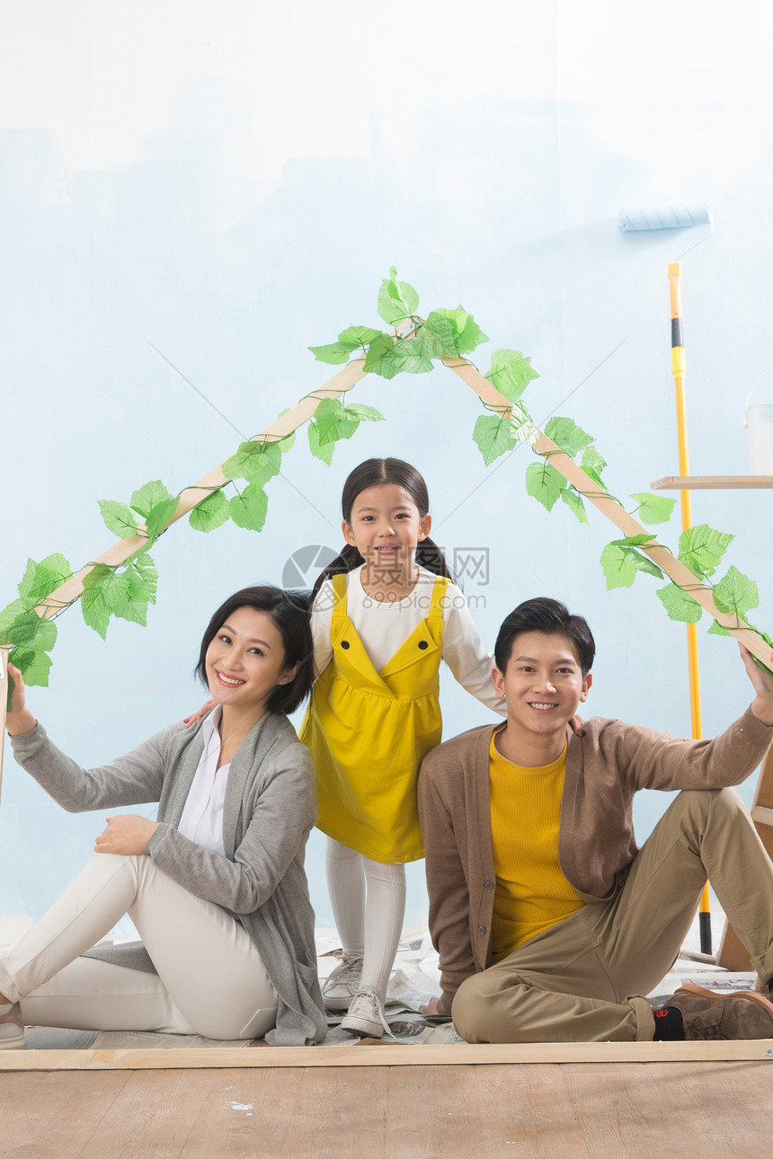青年男人涂料欢乐快乐家庭装修房子图片