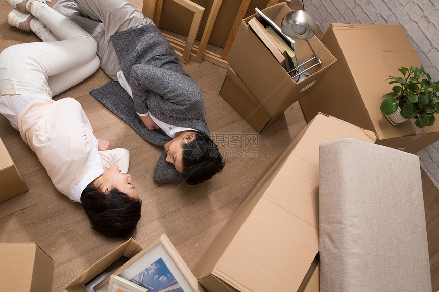 住宅房间公寓丈夫年轻夫妇躺在地板上图片