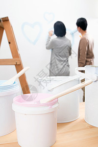 爱相伴男人年轻夫妇装修房子涂料高清图片素材