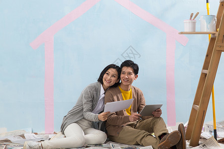 布置互联网拥抱年轻夫妇装修房子休闲生活高清图片素材
