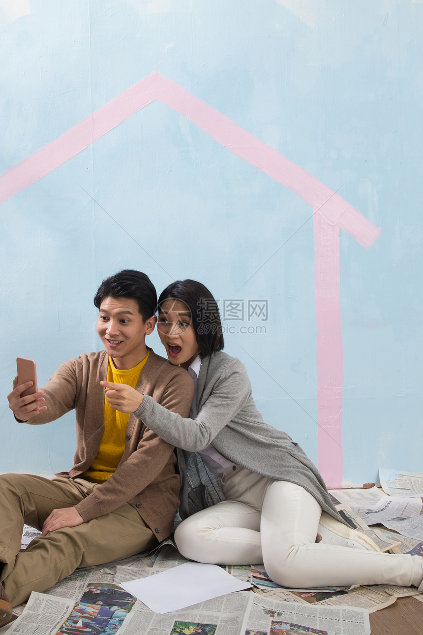 彩色图片欢乐青年女人年轻夫妇用手机拍照图片