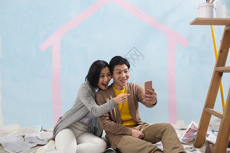 女朋友居室房地产年轻夫妇用手机拍照图片