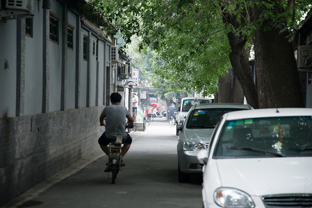 自行车汽车骑自行车大城市北京胡同背景