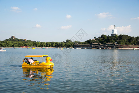 黄色人简图标志动物形象地标建筑北京北海公园游船背景