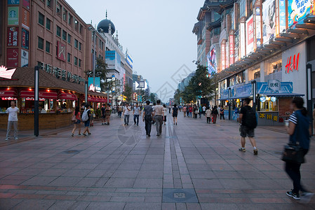 北京旅行海报照亮建筑外部步行街北京王府井大街背景