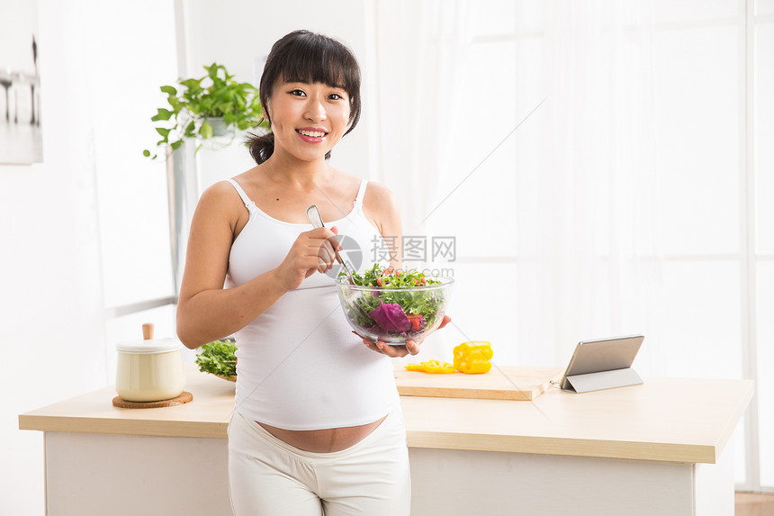 生长希望青年女人孕妇吃蔬菜沙拉图片