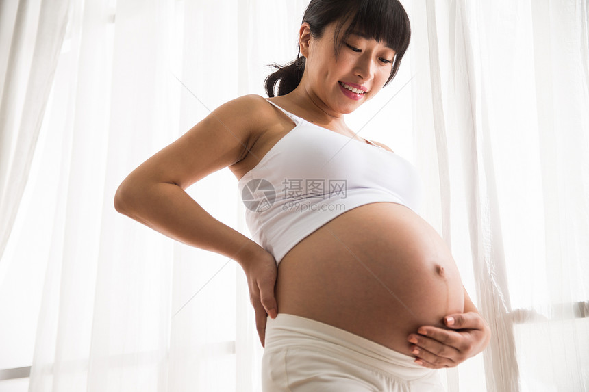 露出肚子家庭生活东亚幸福的孕妇图片