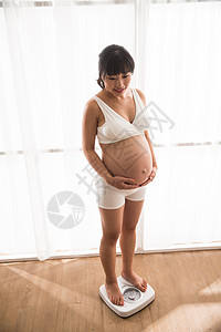 温馨站着孕妇称体重图片