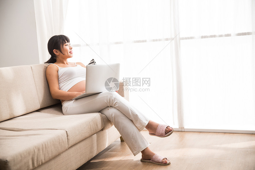 满意水平构图孕妇使用电脑图片