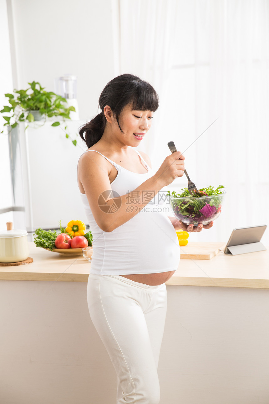 关爱轻松享乐孕妇吃蔬菜沙拉图片