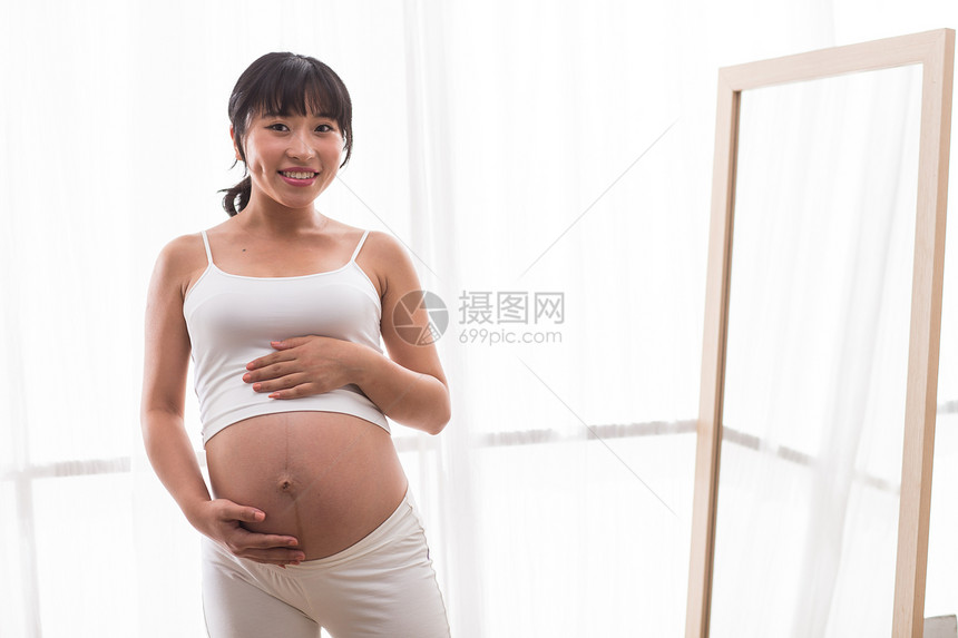 期待东亚腹部孕妇照镜子图片