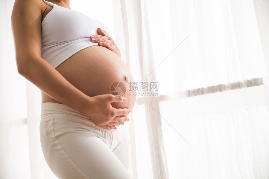 触摸成年人期待幸福的孕妇图片
