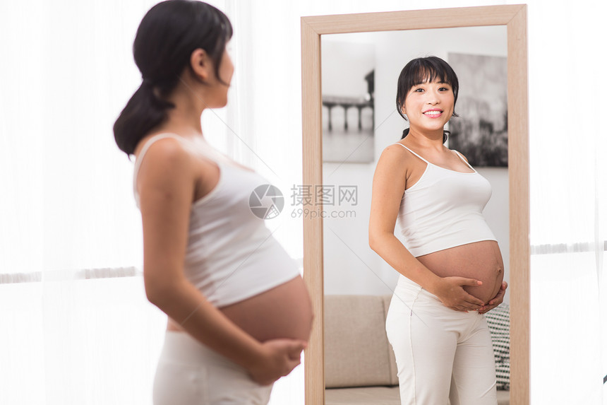 成年人观察家庭生活孕妇照镜子图片