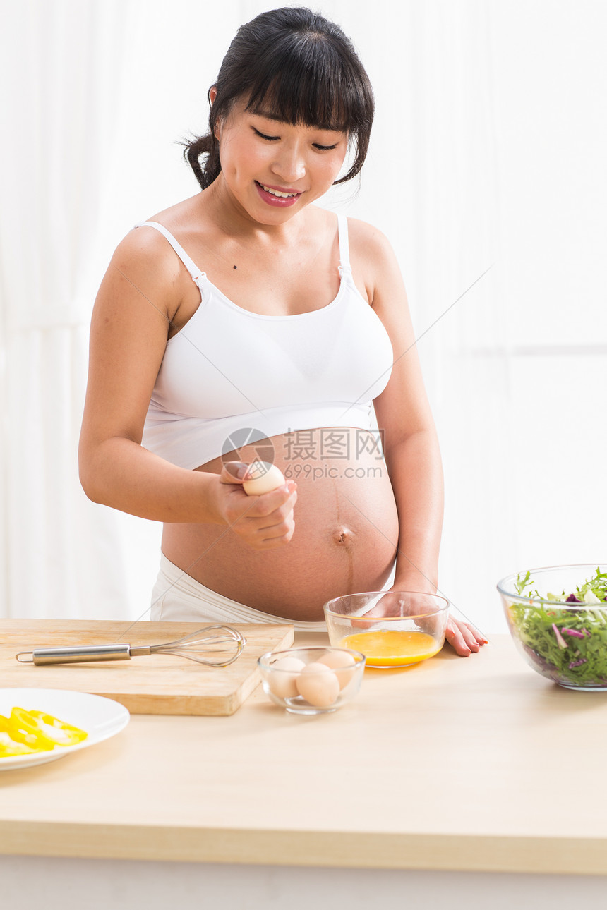 20到24岁母亲身体保养孕妇做饭图片