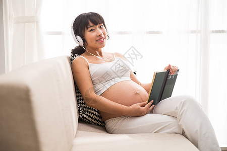 孕妇听音乐看书图片