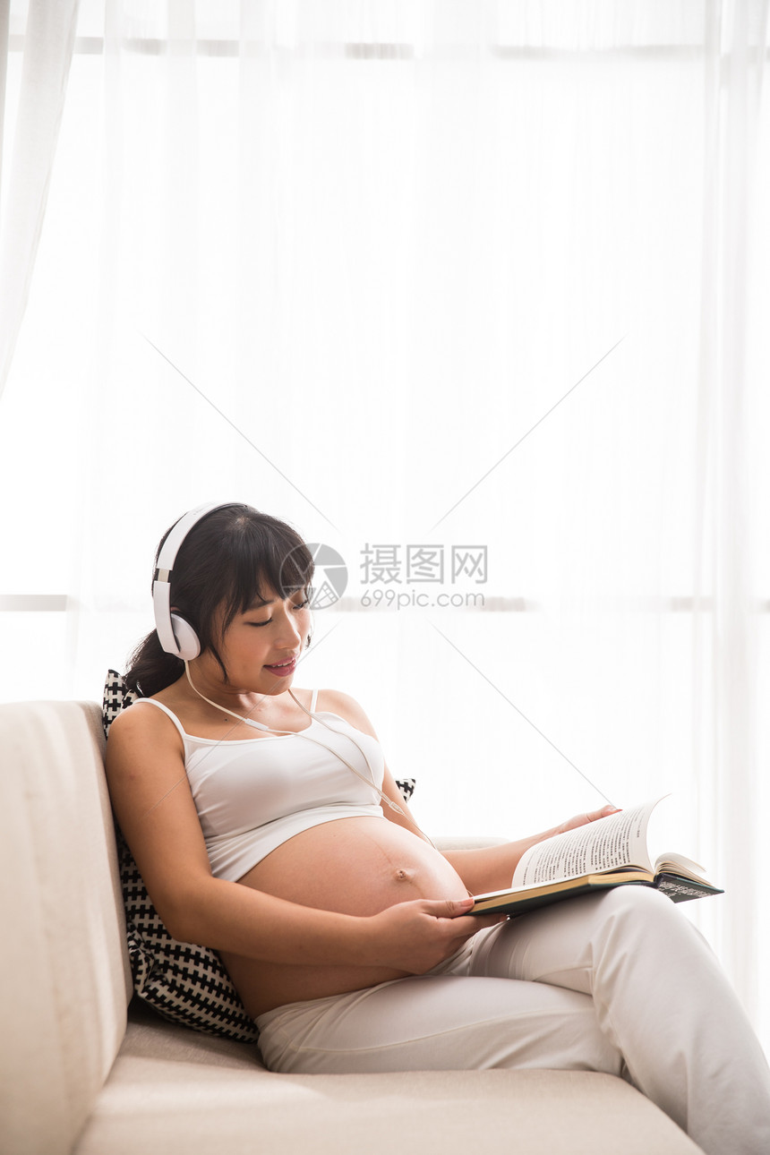 听音乐的孕妇看书图片