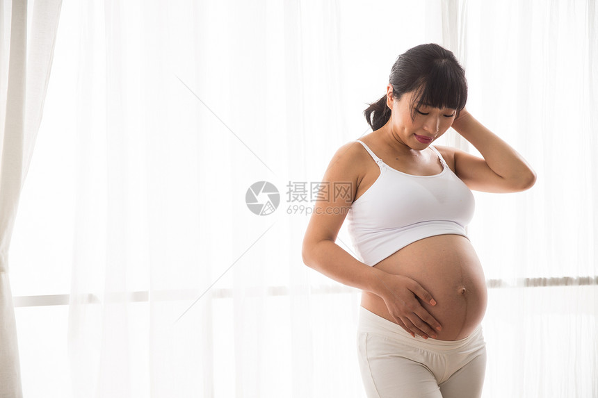 孕育幸福的孕妇图片