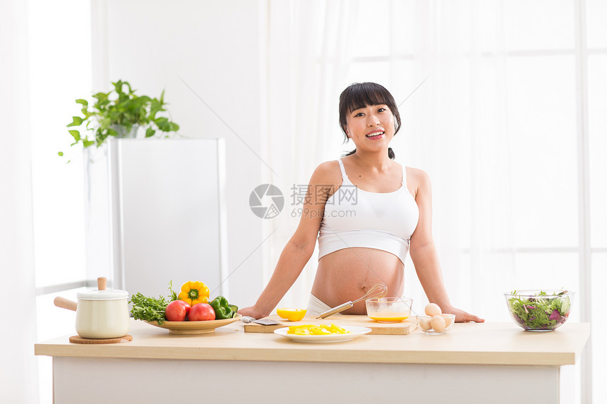 露出肚子的孕妇做饭图片