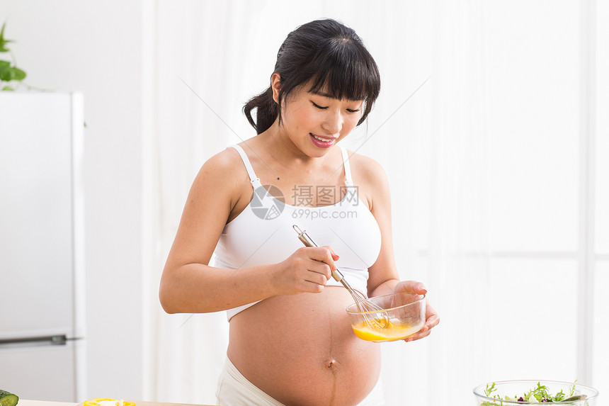孕妇做饭搅拌鸡蛋图片