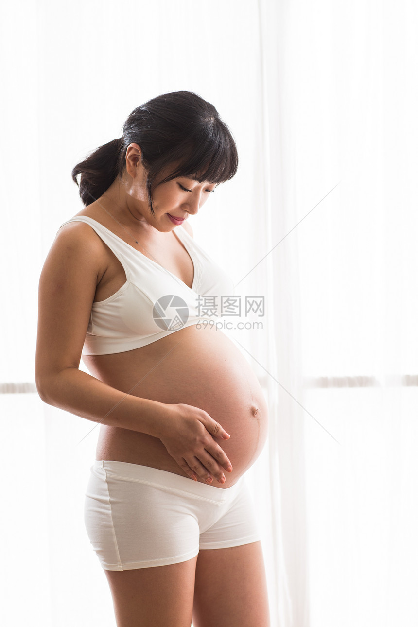 幸福的孕妇看向图片
