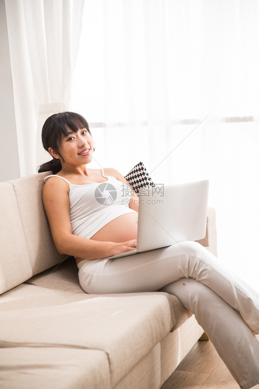 坐着生长简单孕妇使用电脑图片